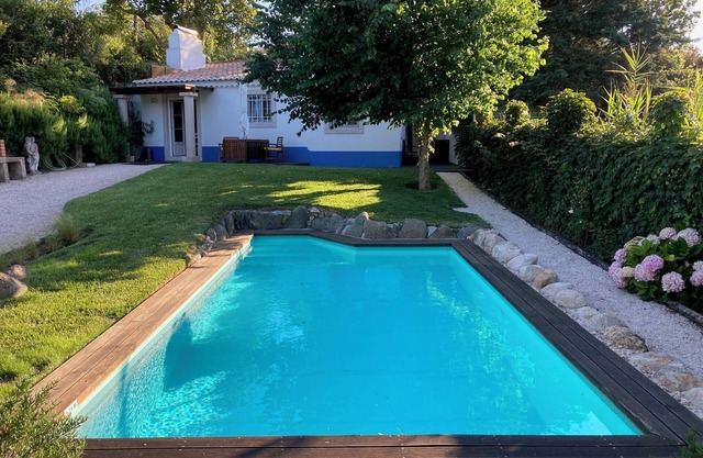 Un chalet chambre avec piscine située dans un cadre paisible.