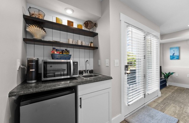 One Bedroom Efficiency w/ Kitchenette. Sleeps 4