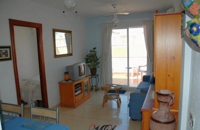 One-bedroom flat 200m from the beach
