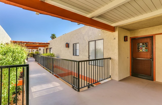 Une chambre à coucher entièrement meublé Central Palm Springs Condo