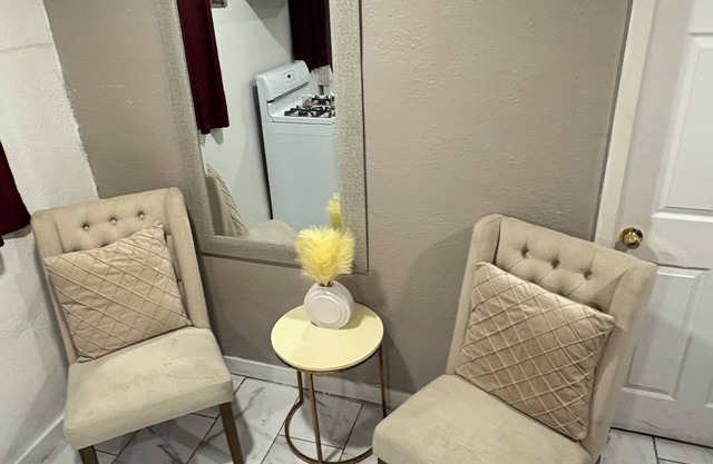 One bedroom-house in south LosAngeles Near So-Fi Stadium &105 fwy