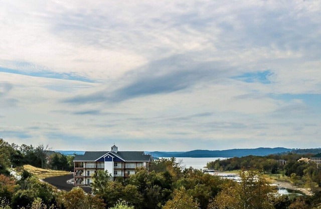 One Bedroom Lakeside, Luxury Condo, Branson, MO 3211261