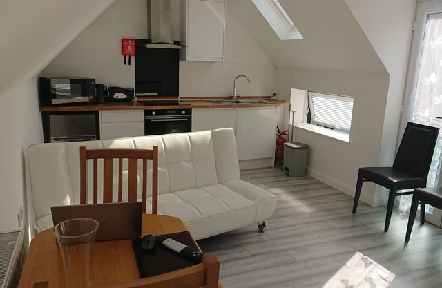 Moderne-One Bedroom Terraced-Maison-Salle de bain privée séparée