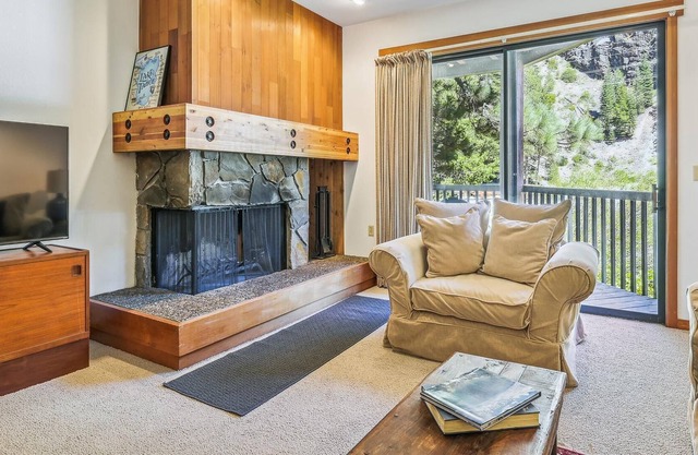 One Bedroom on the Truckee River. Great View!