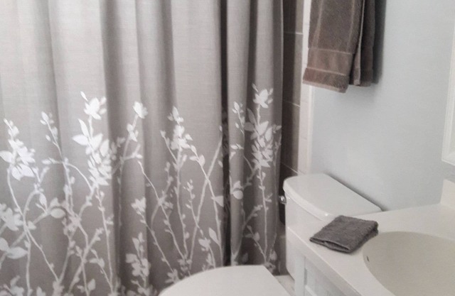 Une chambre une salle de bain dans un quartier très agréable et calme