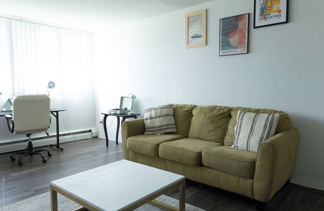 One bedroom W/ fitness Room & Swimming pool W/Discounted Rental car