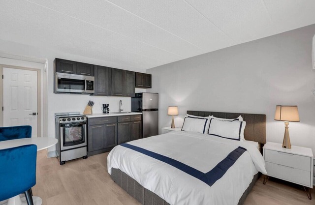 Modern Beachside Retreat! Free Parking!