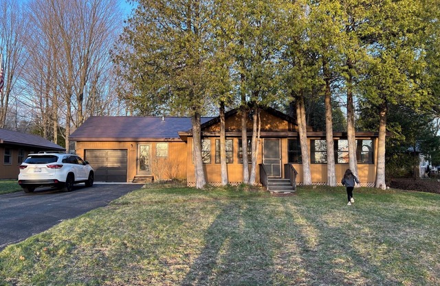One Cozy Cottage- Wake Up to Birdsongs and Blossoms – Spring Getaway!