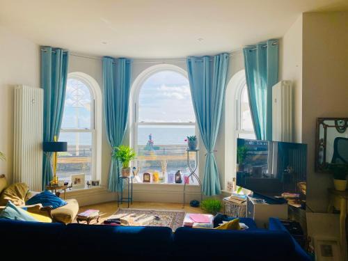 One Double bedroom with en-suite at the Royal - Homestay - not Hotel