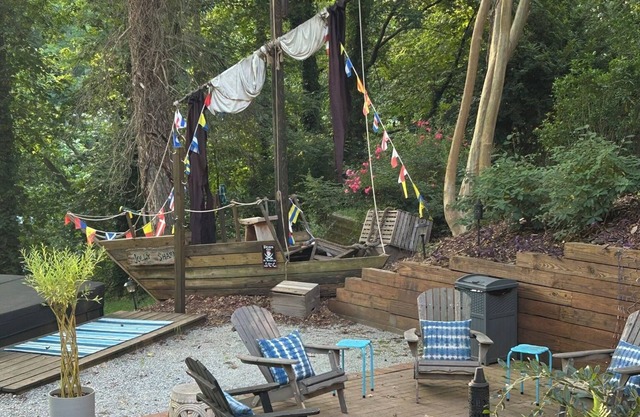 Springtime Bliss – Lakefront,Hot Tub & Fire Circle,Cozy Relaxation Sleeps 11