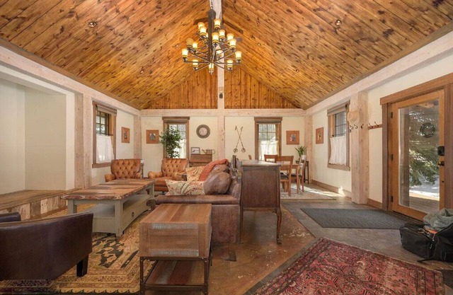 Authentic 5 bedroom cabin, downtown location