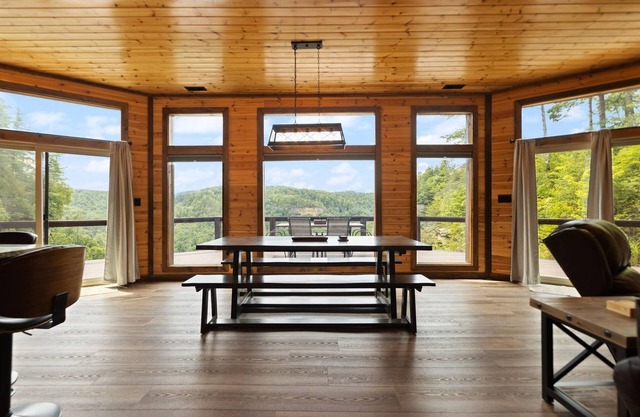 One of a Kind Cabin. Breath Taking View, integrated into the natural rock.