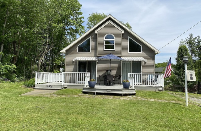 Cottage unique en son genre, près du lac, de la marina et du golf, calme et confortable