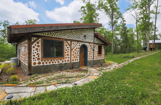 Handbuilt Cabin: Ecofriendly Mountaintop Stay