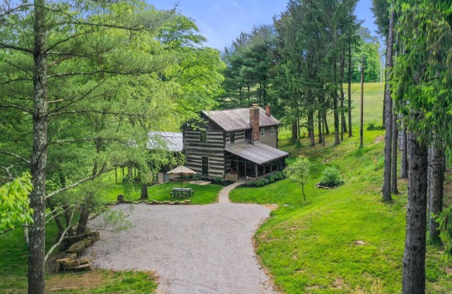 UNE D'UNE NATURE CABINE EN BOIS HISTORIQUE ENTIÈREMENT RÉNOVÉE SUR 10+ ACRES À HOCKING HILLS