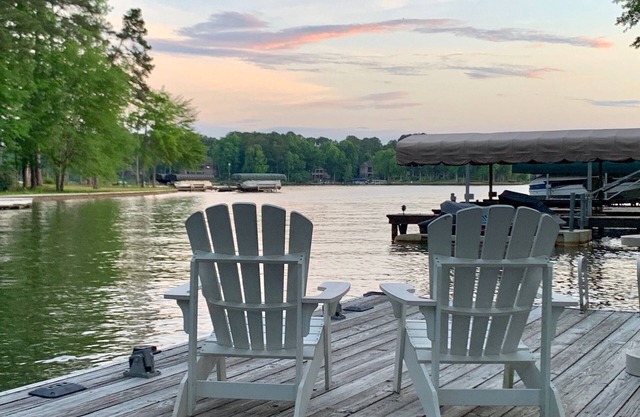 Une maison unique au bord du lac près de Ritz, Sandbar & Boathouse!
