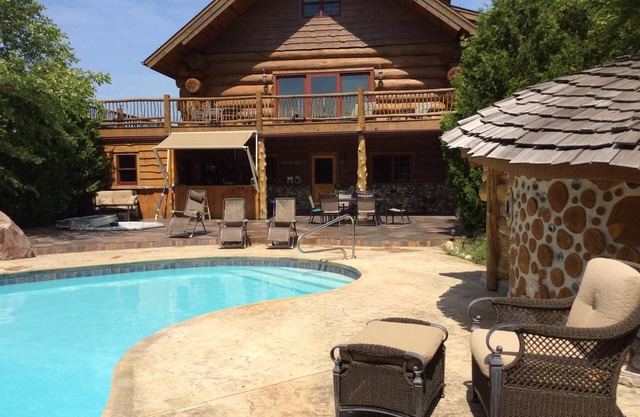 Unique en son genre. Log Home Retreat.
