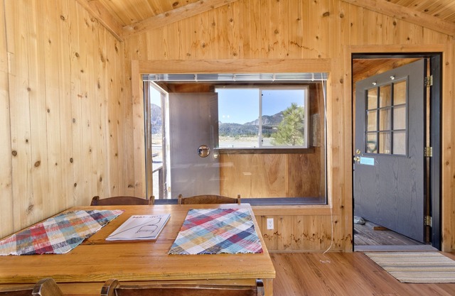 Unique en son genre! Situé sur un ranch de 17 acres à Mammoth Lakes