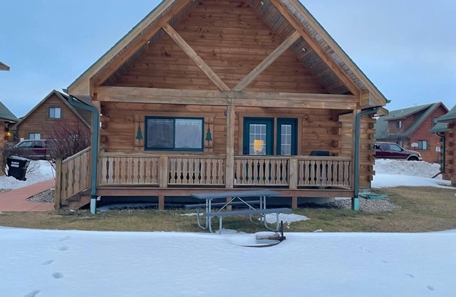 3BR 2BA Cabin near Jellystone and 3 Bears Lodge.