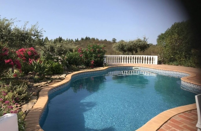 Un cottage spécial avec sa propre piscine privée, un parc magnifique, de belles vues.