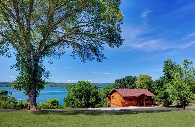 Un chalet de luxe sur le lac Beaver avec un quai et une vue imprenable!