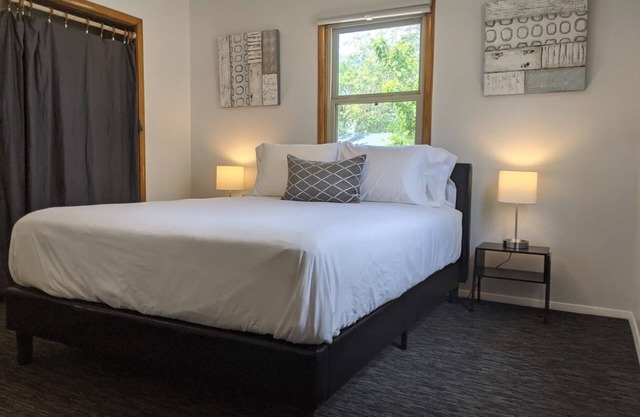 ONLY 1 mi to Cap. & Both Hosp-Cozy 2 Bed Home