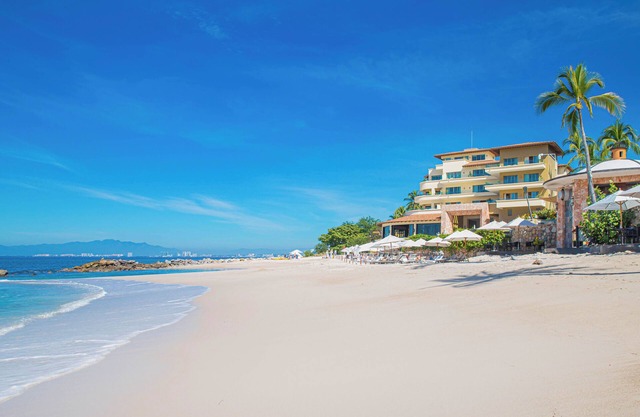 Xmas 12/19-26 OCEANFRONT 3-bedroom PH w/wifi in 5 Star Resort in Puerto Vallarta