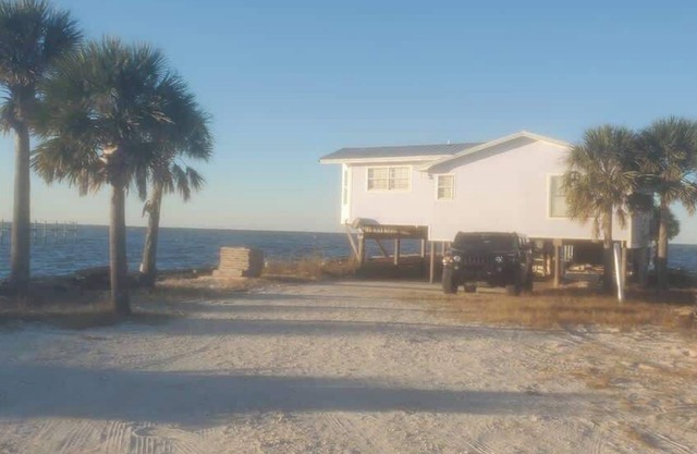 #747 - ONLY 20 feet from the Bay! See DOLPHINS, SUNRISES & SUNSETS!