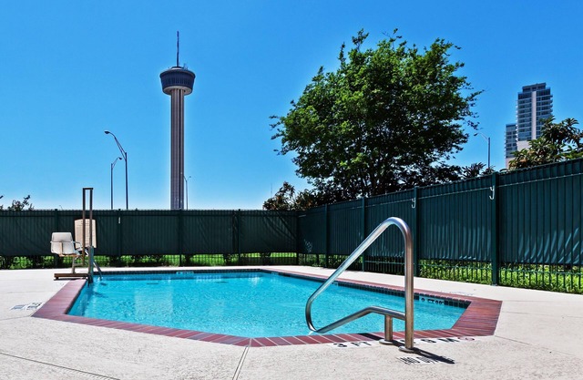 À seulement 3 pâtés de maisons du Gonzalez Convention Center | Piscine extérieure + douche accessible en fauteuil roulant
