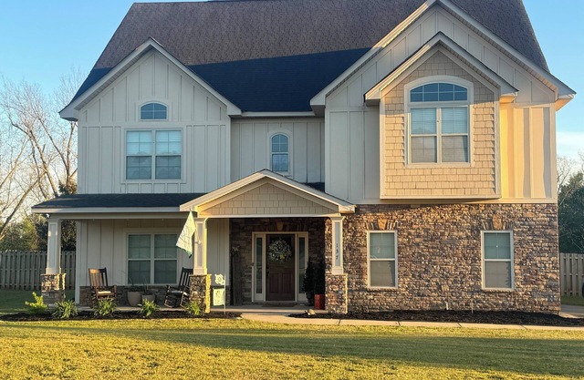 Only 8 miles away from the course this large 6 bedroom is perfect for your group