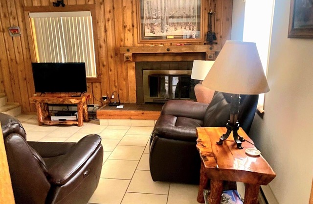 Seulement des blocs de Yellowstone! Foyer, gril au propane et cour privée!