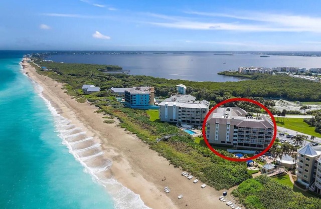 Vous n'avez qu'une semaine? Détendez-vous à Our Hutchinson Island, FL Oceanfront 2 BR Condo