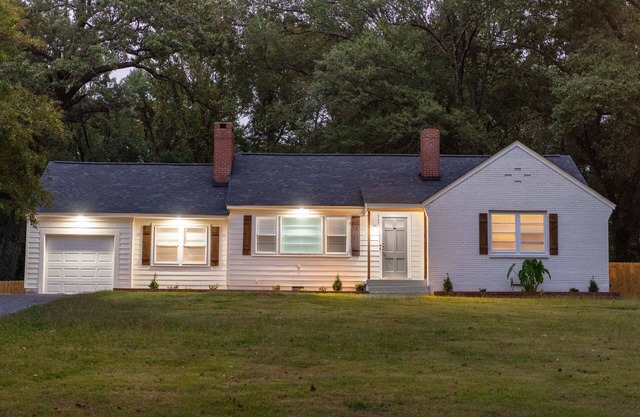 ONLY MINUTES FROM GRACELAND! Beautiful 3BD home in lovely, family neighborhood!