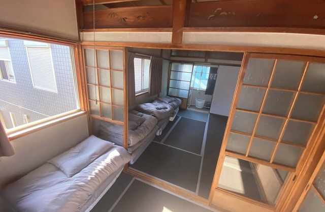 Only one apartment is available for rent per day. Located on the second floor of a fashionable café, it is a quiet place to live and relax. Excellent access to Osaka and Kyoto