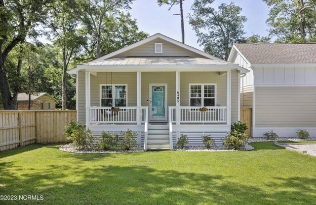 Only TWO MILES to the beach! Custom bungalow. Fenced-in yard! Dog friendly!
