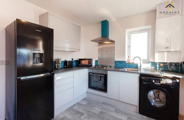 OnPoint Apartments - Modern 3-Bed Home - Free Parking!