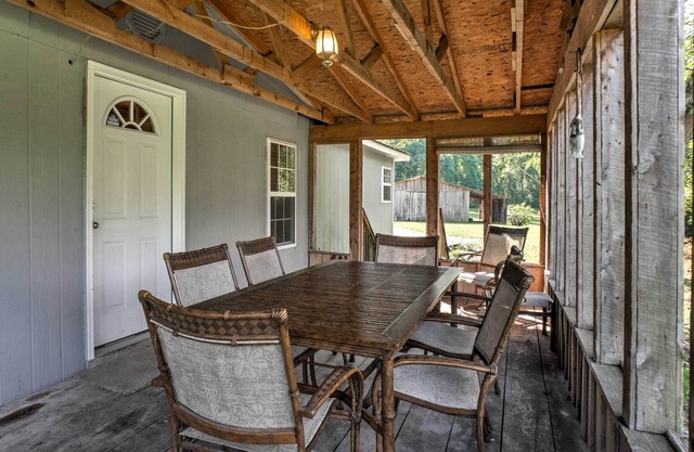 Ooltewah Cabin w/ Grill, Pool Table & Porch!