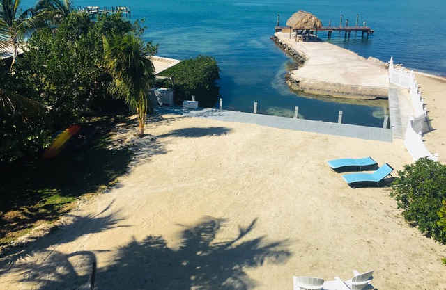 OUVERT - Vues sur la baie sans fin ... Sues Promise villas privées, plage, quai, Islamorada