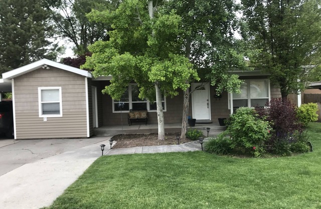 Situé au centre. Plan d'étage ouvert avec un patio couvert tueur. Dog Friendly