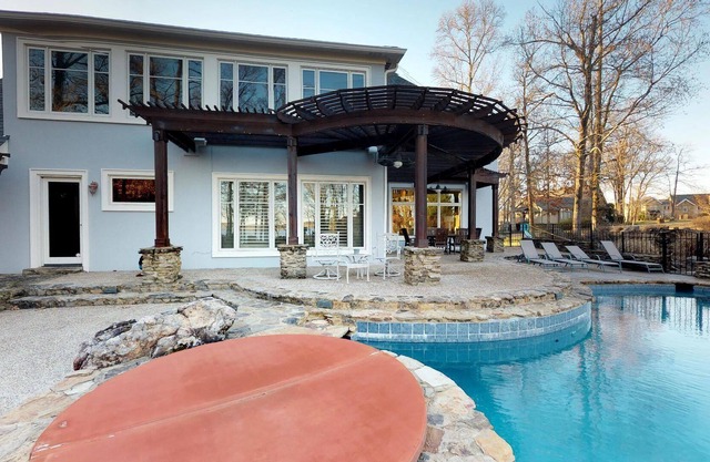 Plan d'étage ouvert au bord du lac avec piscine à débordement, bain à remous, sauna, salle de jeux
