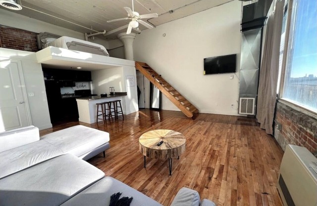 Open Loft w/Water Bridge View 2mins to Dwntn