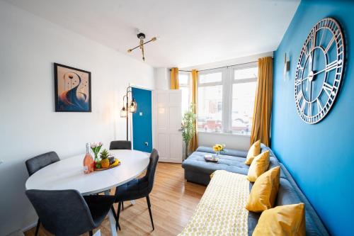 Open Mind Property - HotTub, 7 Guests & Parking