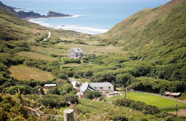 Open-plan, beautiful family house, near beach. Now re-open for bookings