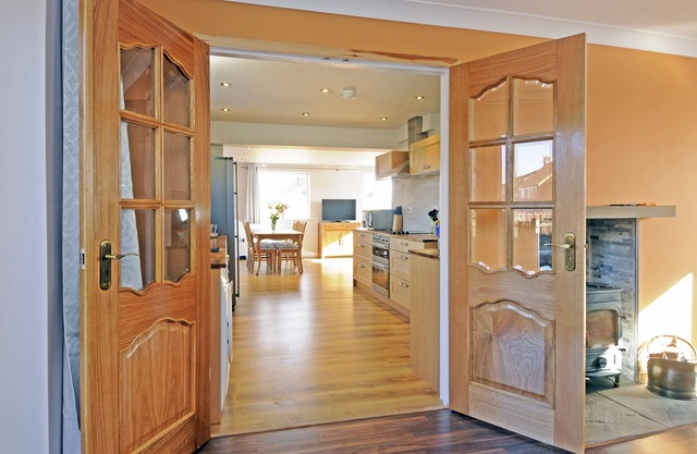 Open Plan modern Cottage by Whitby Rugby Field with large drive & EV fast charge