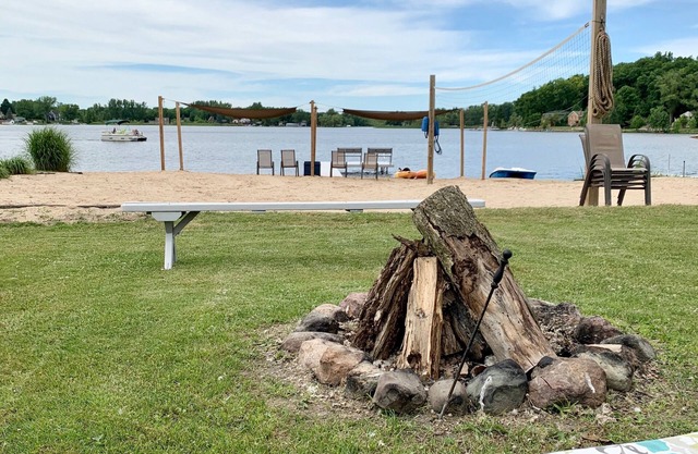 Cottage rénové avec quai de bateau privé près de Grand Rapids ~ Plage de sable ~ Pêche