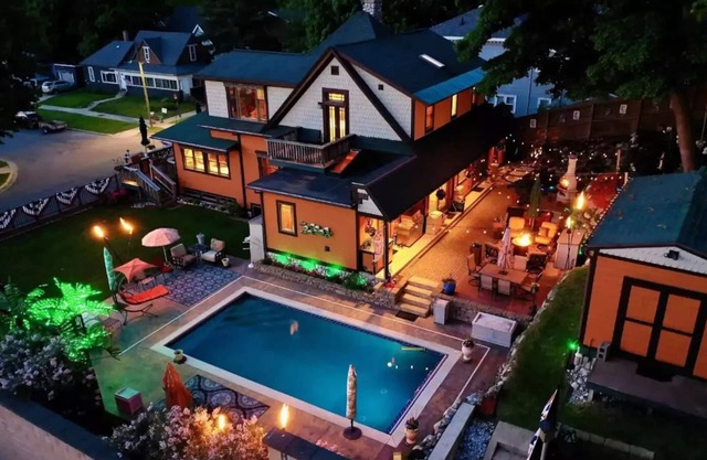 Orange Cadillac - Stunning 6 BR/3 BA 11 Beds Home