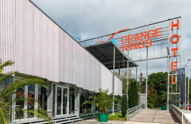 Orange Wings Krems