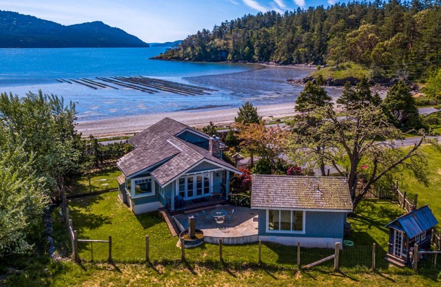 Île d'Orcas, Crescent Beach Cottage