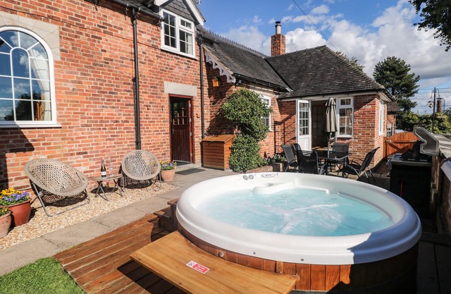 Orchard Cottage, familial et convivial, avec bain à remous dans Calwich, Ref 6093
