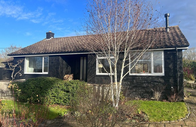 ORCHARD END, pet friendly, with open fire in Glastonbury
